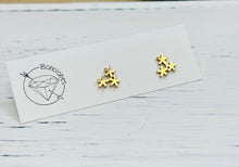 Load image into Gallery viewer, Daisy cluster flower stud gold steel earrings