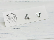 Load image into Gallery viewer, Daisy cluster flower stud gold steel earrings