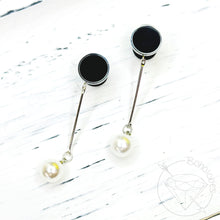 Load image into Gallery viewer, Gold and black silver and black pearl plugs gauges tunnels 4g 2g 1g 0g 11/32&quot; 00g 7/16&quot; 1/2&quot; 9/16&quot; 5/8&quot; 3/4&quot; 7/8&quot; 1&quot;