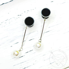 Load image into Gallery viewer, Gold and black silver and black pearl plugs gauges tunnels 4g 2g 1g 0g 11/32" 00g 7/16" 1/2" 9/16" 5/8" 3/4" 7/8" 1"