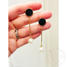 Load image into Gallery viewer, Gold and black silver and black pearl plugs gauges tunnels 4g 2g 1g 0g 11/32" 00g 7/16" 1/2" 9/16" 5/8" 3/4" 7/8" 1"