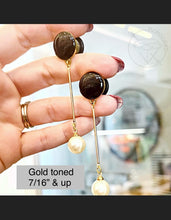 Load image into Gallery viewer, Gold and black silver and black pearl plugs gauges tunnels 4g 2g 1g 0g 11/32" 00g 7/16" 1/2" 9/16" 5/8" 3/4" 7/8" 1"