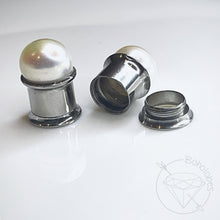 Load image into Gallery viewer, Screw-back pearl hider plugs tunnels for gauged ears: 4g 2g 0g 00g 5mm 6mm 8mm 10mm