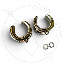 Load image into Gallery viewer, a pair of silver-colored earrings with a geometric design, accompanied by two small metal rings.