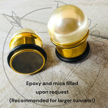 Load image into Gallery viewer, Pearl ball plugs / screw back yellow gold tunnels Sizes 4g 2g 0g 00g 7/16” 1/2” 9/16” 5/8” 11/13” 3/4” 13/16” 7/8” 1”