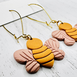 Bee earrings textured pink