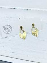 Load image into Gallery viewer, Dainty hammered drop gold earrings