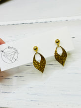 Load image into Gallery viewer, Dainty hammered drop gold earrings