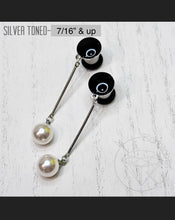 Load image into Gallery viewer, Gold and black silver and black pearl plugs gauges tunnels 4g 2g 1g 0g 11/32&quot; 00g 7/16&quot; 1/2&quot; 9/16&quot; 5/8&quot; 3/4&quot; 7/8&quot; 1&quot;