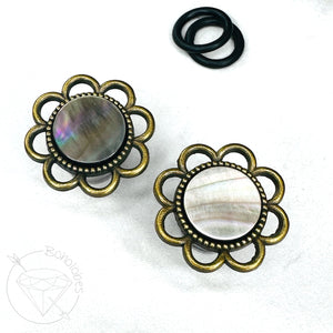 Gray shell flower daisy plugs gauges: 14g 12g 10g 8g 6g 4mm 4g 5mm 2g 6mm 1g 7mm 0g 8mm 11/32" 9mm 00g 10mm 7/16" 11mm
