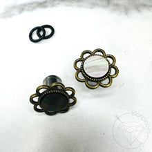 Load image into Gallery viewer, Gray shell flower daisy plugs gauges: 14g 12g 10g 8g 6g 4mm 4g 5mm 2g 6mm 1g 7mm 0g 8mm 11/32&quot; 9mm 00g 10mm 7/16&quot; 11mm