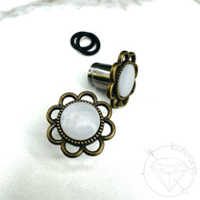 Load image into Gallery viewer, White shell flower daisy plugs gauges: 14g 12g 10g 8g 6g 4mm 4g 5mm 2g 6mm 1g 7mm 0g 8mm 11/32&quot; 9mm 00g 10mm 7/16&quot; 11mm
