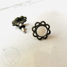 Load image into Gallery viewer, White shell flower daisy plugs gauges: 14g 12g 10g 8g 6g 4mm 4g 5mm 2g 6mm 1g 7mm 0g 8mm 11/32&quot; 9mm 00g 10mm 7/16&quot; 11mm