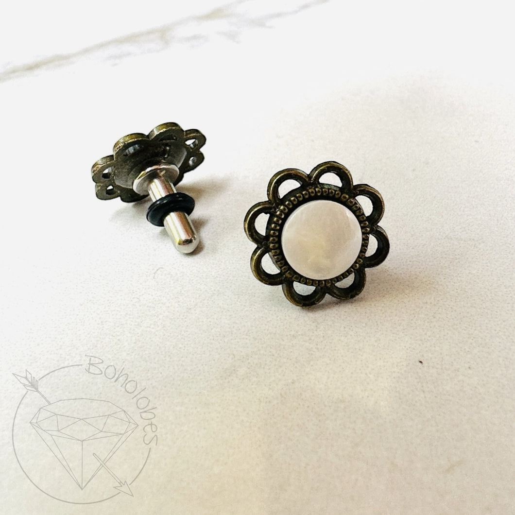 White shell flower daisy plugs gauges: 14g 12g 10g 8g 6g 4mm 4g 5mm 2g 6mm 1g 7mm 0g 8mm 11/32