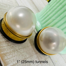Load image into Gallery viewer, Pearl ball plugs / screw back yellow gold tunnels Sizes 4g 2g 0g 00g 7/16” 1/2” 9/16” 5/8” 11/13” 3/4” 13/16” 7/8” 1”