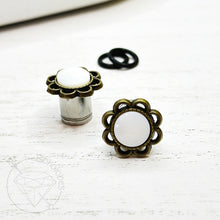 Load image into Gallery viewer, White shell flower daisy plugs gauges: 14g 12g 10g 8g 6g 4mm 4g 5mm 2g 6mm 1g 7mm 0g 8mm 11/32&quot; 9mm 00g 10mm 7/16&quot; 11mm