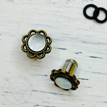 Load image into Gallery viewer, Gray shell flower daisy plugs gauges: 14g 12g 10g 8g 6g 4mm 4g 5mm 2g 6mm 1g 7mm 0g 8mm 11/32&quot; 9mm 00g 10mm 7/16&quot; 11mm