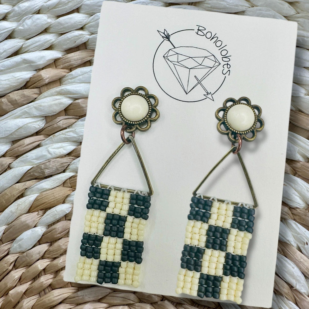 Retro flower daisy hand beaded checker plugs gauges earrings: 14g - 7/16