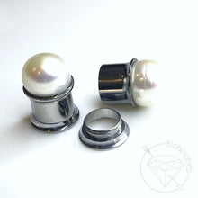 Load image into Gallery viewer, Screw-back pearl hider plugs tunnels for gauged ears: 4g 2g 0g 00g 5mm 6mm 8mm 10mm