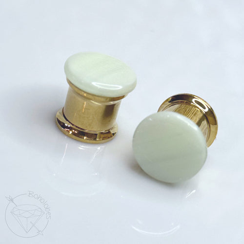 Screw-back mint green glass shank button hider plugs tunnels for gauged ears in 00g (10mm)