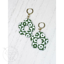 Load image into Gallery viewer, Pair of retro daisy earrings - chunky